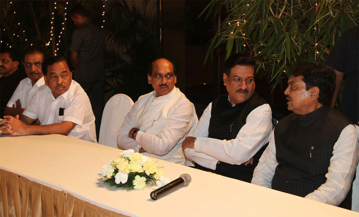 CENTRAL MINISTER VILASRAO DESHMUKH FELICITATED BY CHIEF MINISTER PRITHVIRAJ CHAVAN ON BEING ELECTED ON RAJYA SABHA AT NCPA.