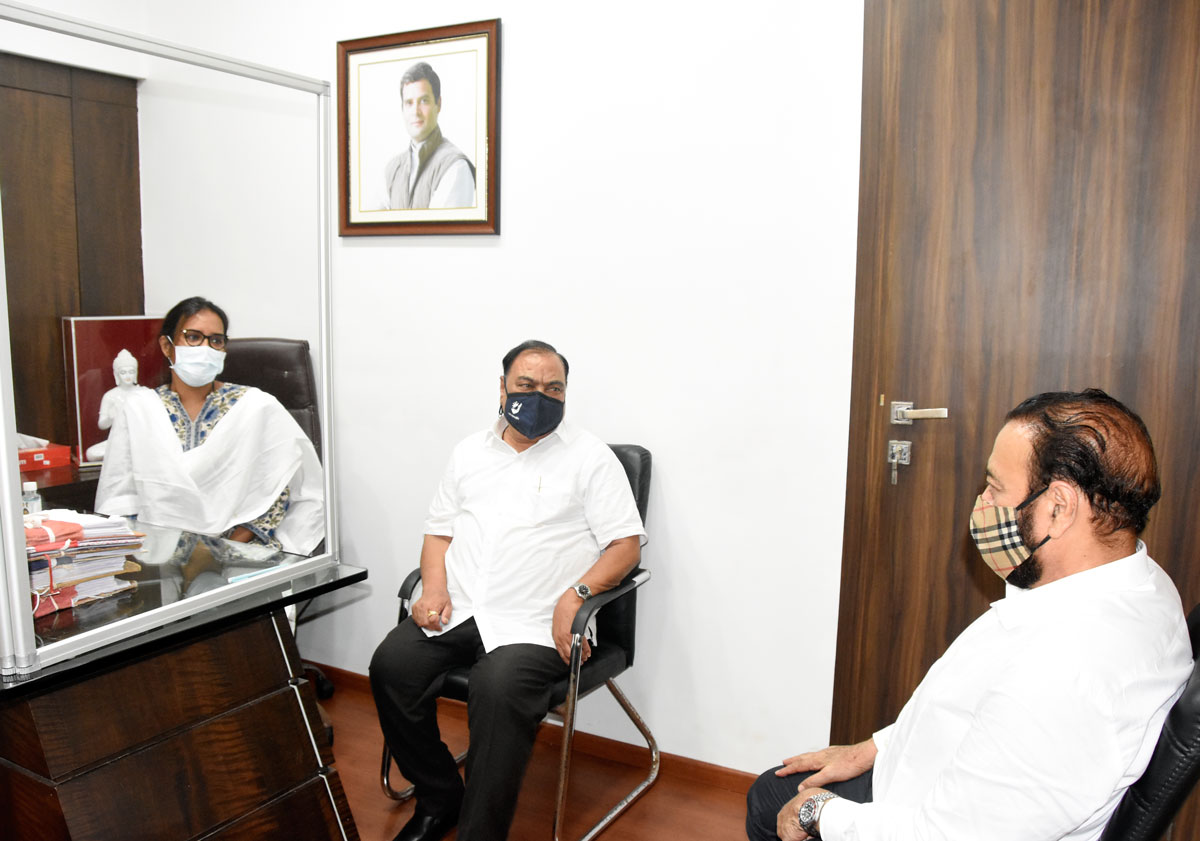 Senior Leaders Eknathrao Khadse,Abu Hasim Azmi meets Minister Varshatai Gaikwad.