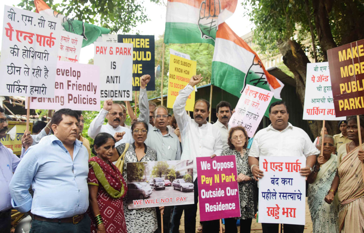 Mumbai Congress Secretary Vinod Shekhar and Team Protest Against Pay N Park Out Side our Resident at Azad Maidan.
