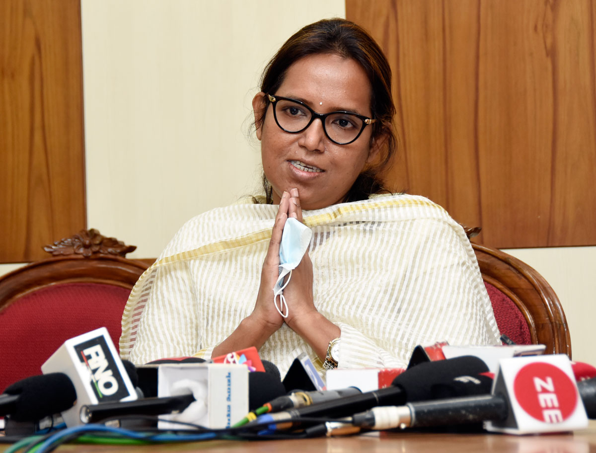 Education Minister Varshatai Gaikwad Press Conference on !0th & 12th Students Examination.