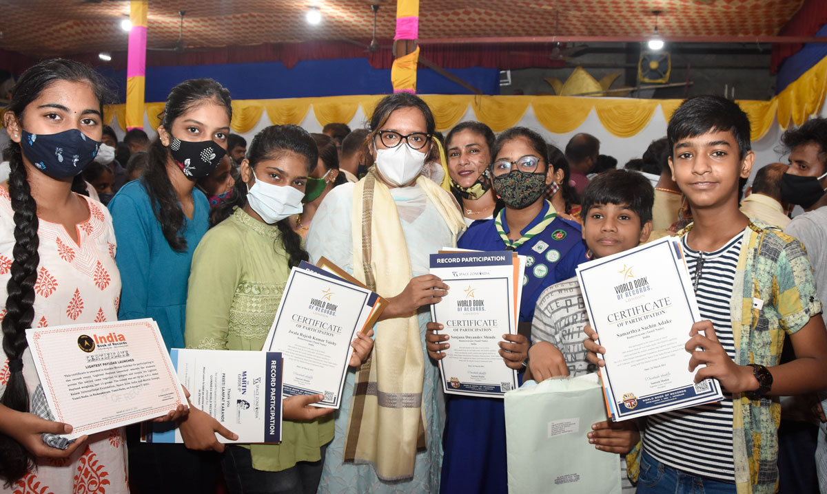 Minister Varshatai Gaikwad in Dharavi on occasion of Congress Party Leader MP Rahul Gandhi Birthday.
