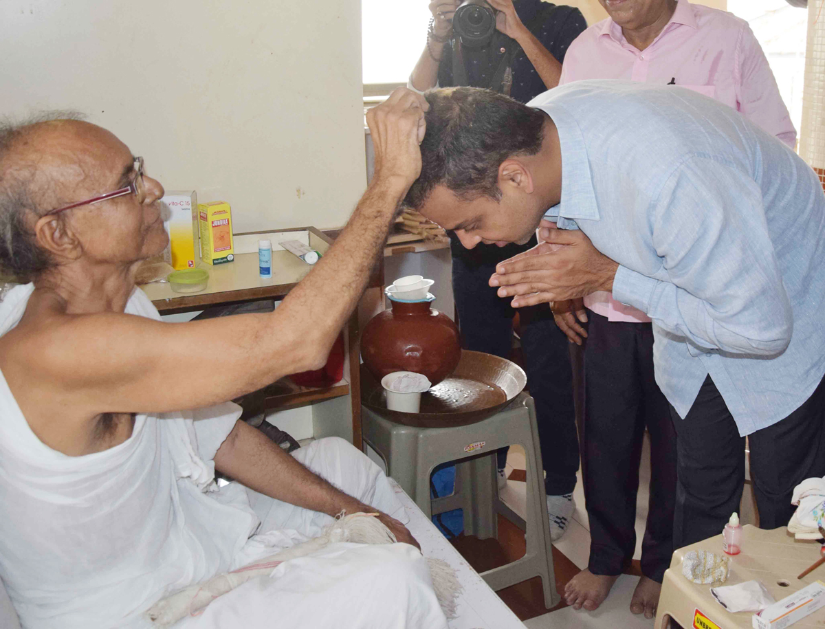 Newly Appointed Mumbai Congress President Milind Deora for Blessing at Jain Temple Walkeshwar.
