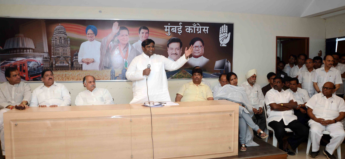 MUMBAI CONGRESS PRESIDENT PROF.JANARDAN CHANDURKAR & M.P. GURUDAS KAMAT IN EXECUTIVE MEETING AT RAJIV GANDHI BHAVAN AZAD MAIDAN.