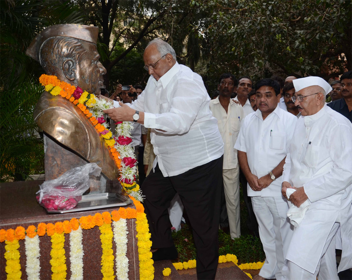 CENTRAL MINISTER SHARAD PAWAR ON 27TH DEATH ANNIVERSARY OF DASHING LEADER & EX.CHIEF MINISTER LATE YESHWANTRAO CHAVAN AT Y.B.CHAVAN IN MUMBAI.