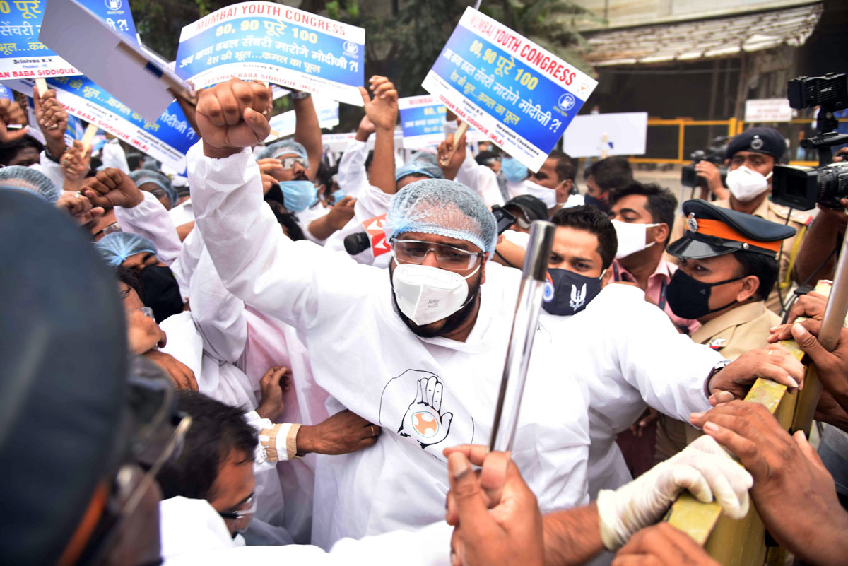 MLA Zeeshan Siddique with Youth Congress Team Protest against BJP Govt outside BJP Pradesh Office at Nariman Point.