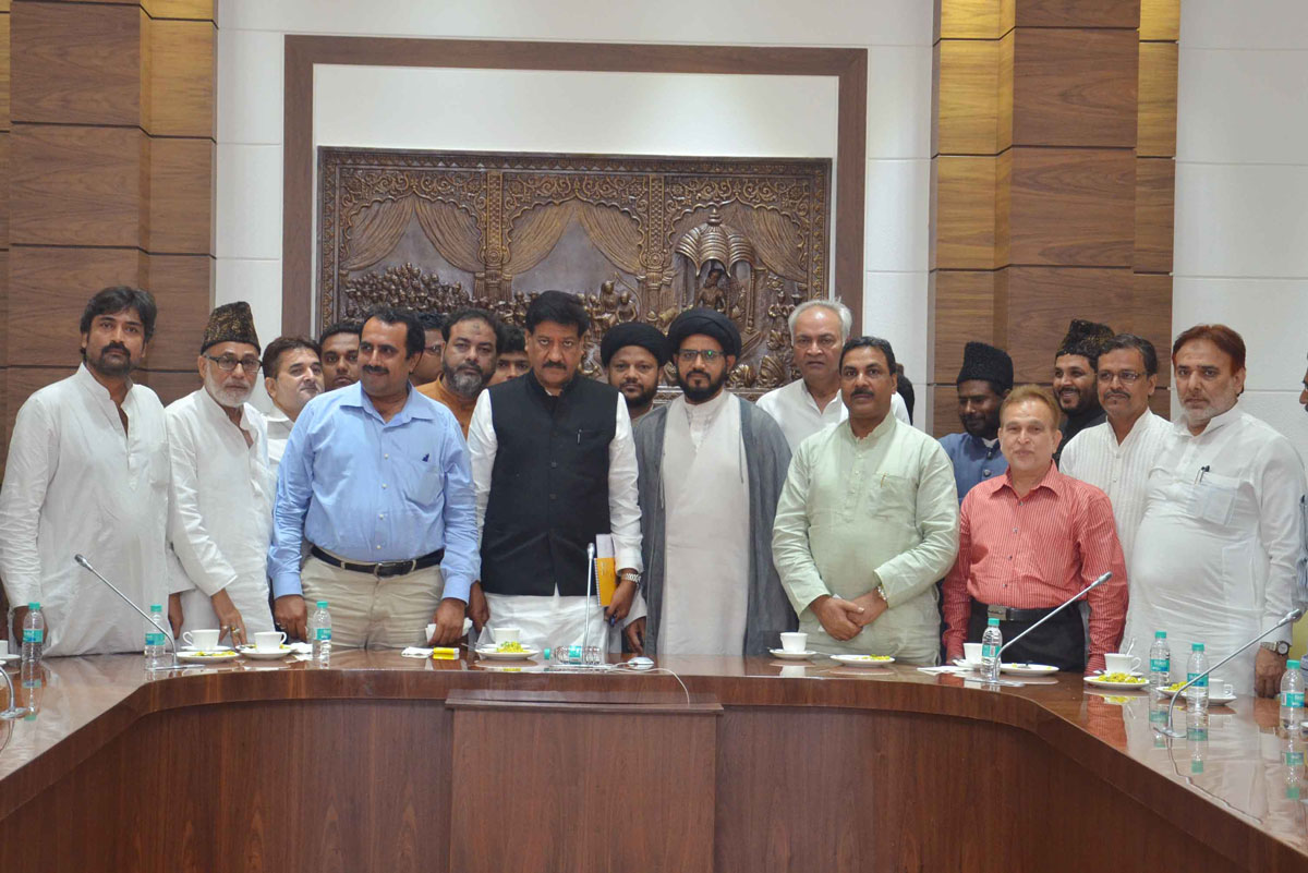 Chief Minister Prithviraj Chavan meets Moulana's in presence of Minority Minister Nasim Khan.
