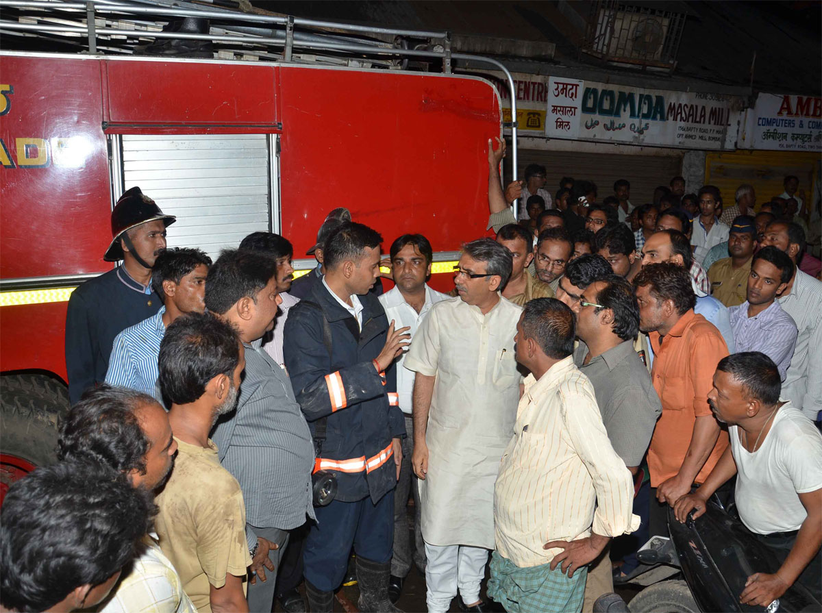 MLA AMIN PATEL VISIT FIRE AT AHMED UMER MILLA AT M.S.ALI.ROAD DO TANKI.