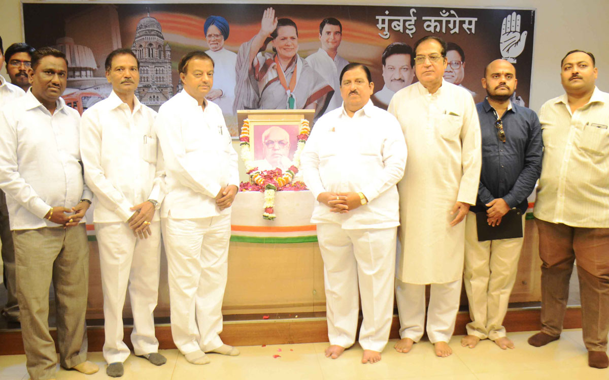 Mumbai Congress Paying Tribute To Ex.Chief Minister Of Maharashtra Late.VasantDada Patil at MRCC Rajiv Gandhi Bhavan.