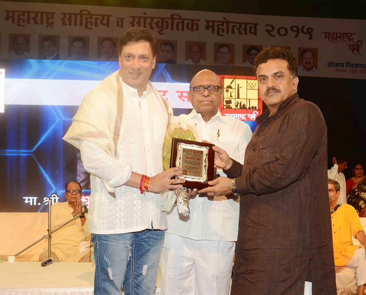 Mumbai Congress President Ex.MP Sanjay Nirupam Felicitates Cine Director Madhur Bhandarkar.