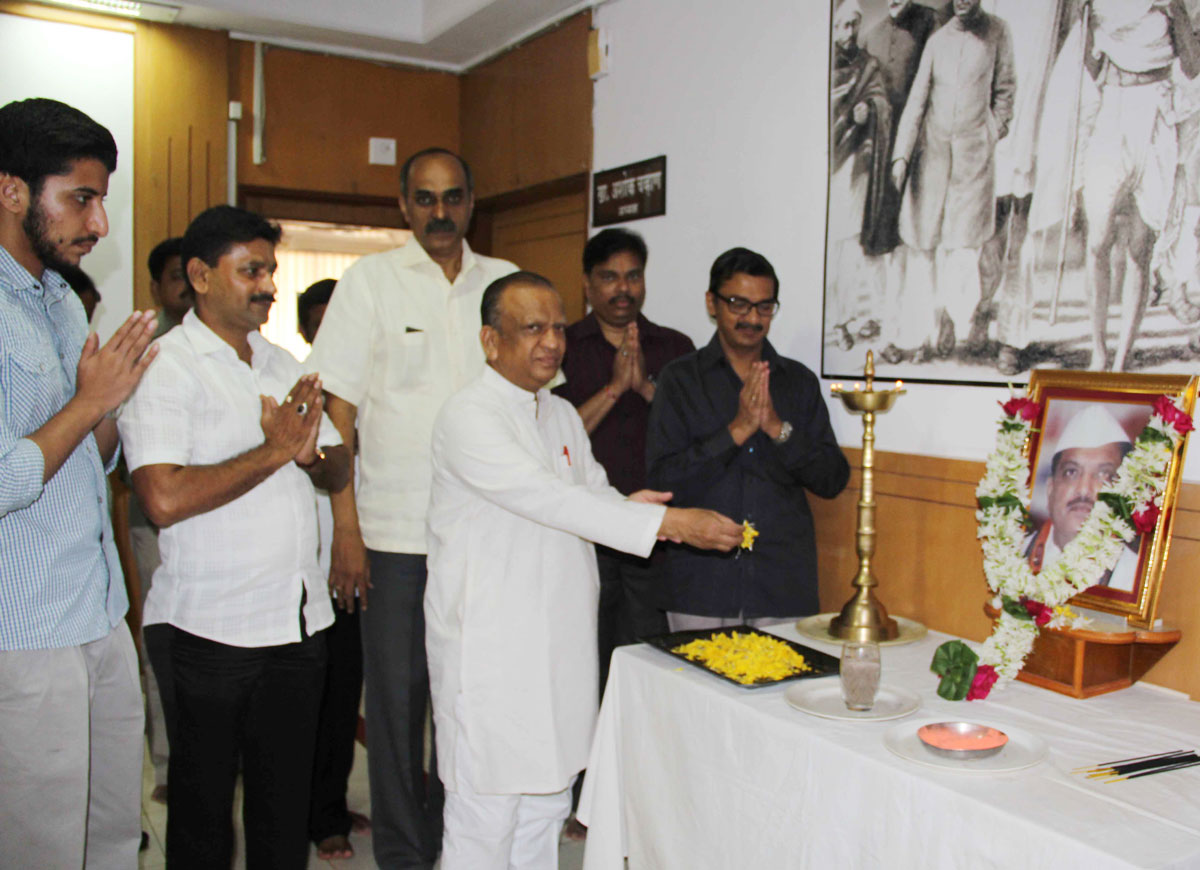 MPCC Leader's Tribute to Ex.Chief Minister & Public Leader Late.Vilasrao Deshmukh on His Birth Anniversary at Tilak Bhavan.