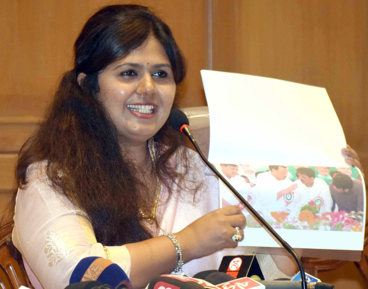 Minister Pankaja Munde-Palve Press Conference at Sahyadri Guest House Malbar Hill.