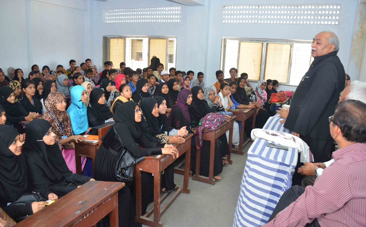 India's Most Popular Urdu Poet Munawwar Rana visit Maharashtra College at Nagpada in Mumbai.