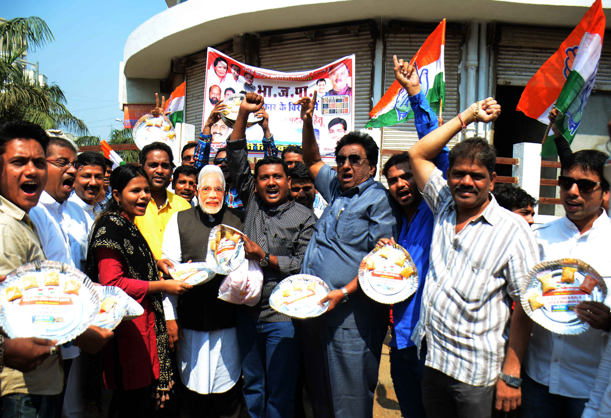 Mumbai Congress & Youth Congress Protest against BJP Govt." Acche Din" by Distributing "Dal Packets" Near Jogeshwari Station.