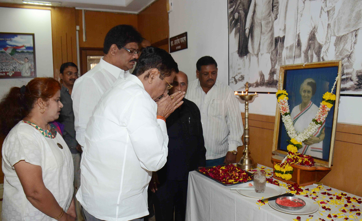 Maharashtra State Congress Leader's Paying Tribute on Birth Anniversary of Late.Prime Minister Of India Smt.Indira Gandhi at Tilak Bhavan Dadar.