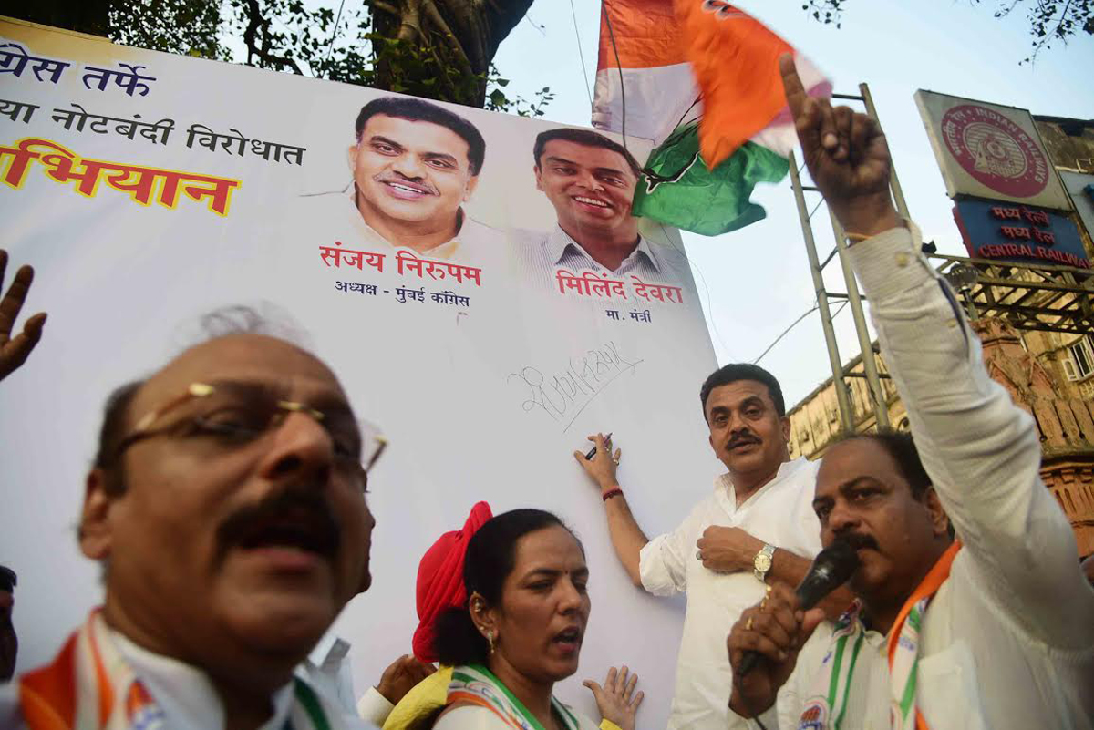 Mumbai Congress Signature Campaign Against Demonitization at C.S.T.Railway Station.