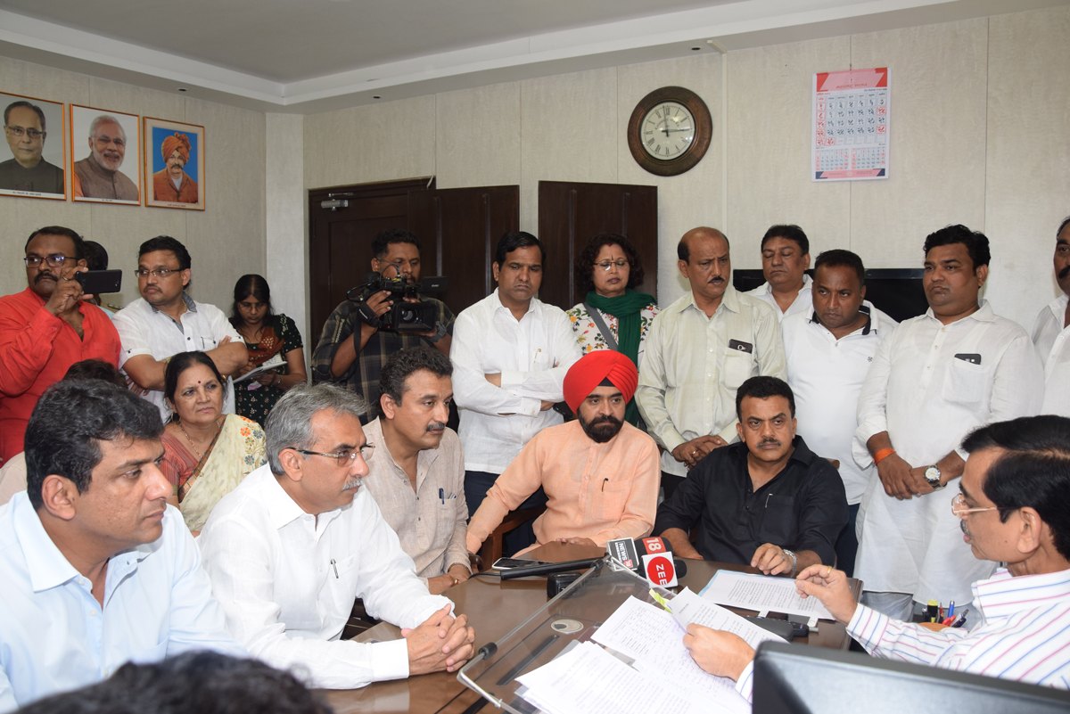 Mumbai Congress President Sanjay Nirupam & Rationing Shop owners organise Protest at Churchgate.