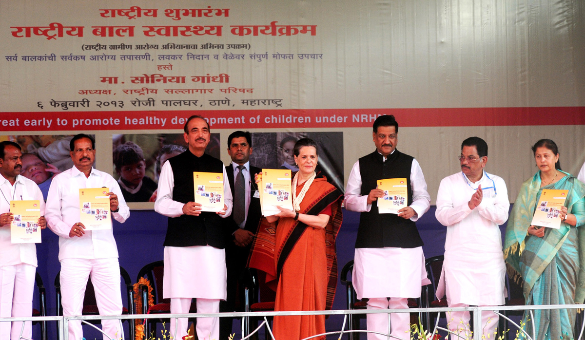 THE CHAIRPERSON,NATIONAL ADVISORY COUNCIL SMT.SONIA GANDHI AT PALGHAR TO LAUNCH OF " RASHTRIYA BAL SWASTHYA KARYAKRAM"
