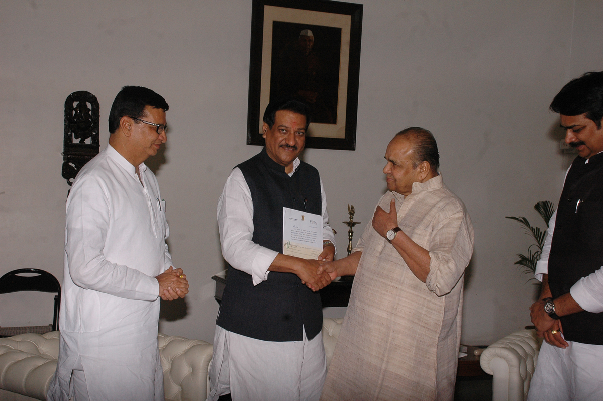 THE GOVERNOR K.SANKARNARAYANAN & CHIEF MINISTER PRITHVIRAJ CHAVAN AT RAJ BHAVAN.