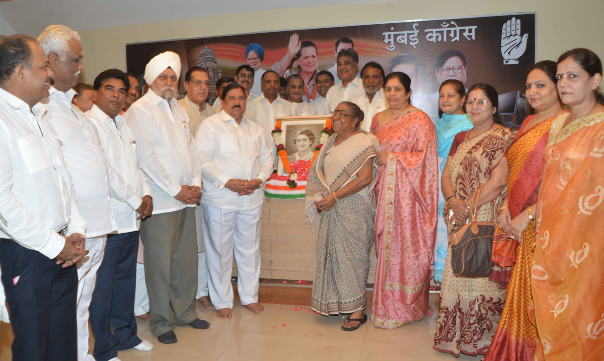 MUMBAI CONGRESS LEADER'S PAYING TRIBUTE ON BIRTH ANNIVERSARY OF LATE PRIME MINISTER SMT.INDIRA GANDHI AT MRCC RAJIV GANDHI BHAVAN.
