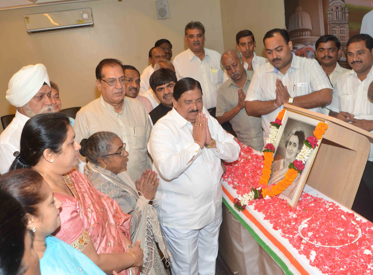 MUMBAI CONGRESS LEADER'S PAYING TRIBUTE ON BIRTH ANNIVERSARY OF LATE PRIME MINISTER SMT.INDIRA GANDHI AT MRCC RAJIV GANDHI BHAVAN.