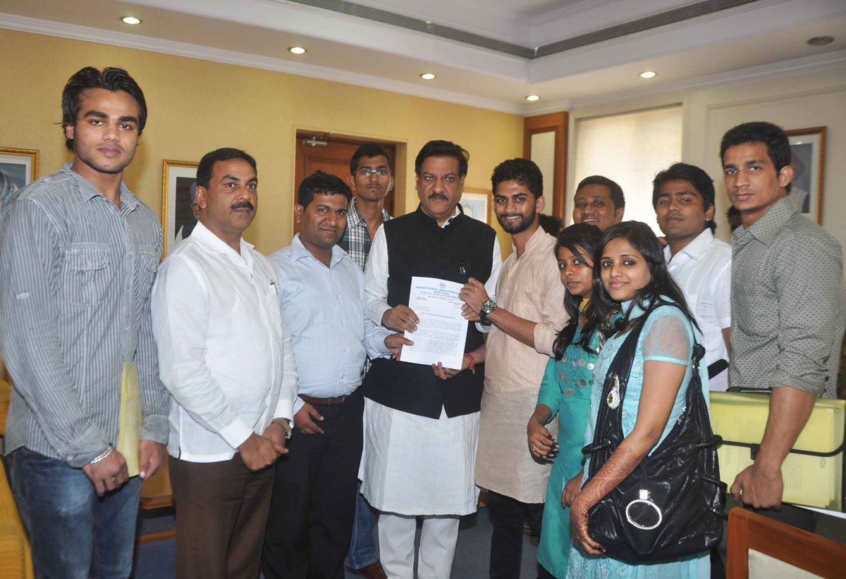 CHIEF MINISTER PRITHVIRAJ CHAVAN MEETS MINISTER NASIM KHAN &MUMBAI NSUI TEAM AT MANTRALAYA .