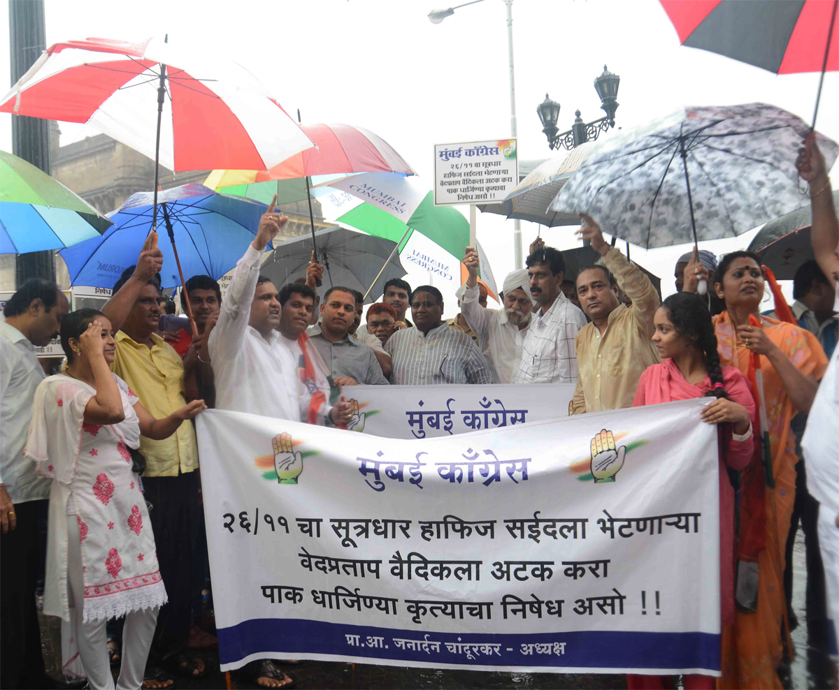 Mumbai Congress President Prof.Janardan Chandurkar with MRCC Team to Protest at Gateway of India In Wake of the Controversial Meeting of Ved Prakash with Hafeez Saeed & his Separatist Remarks over Kashmir.