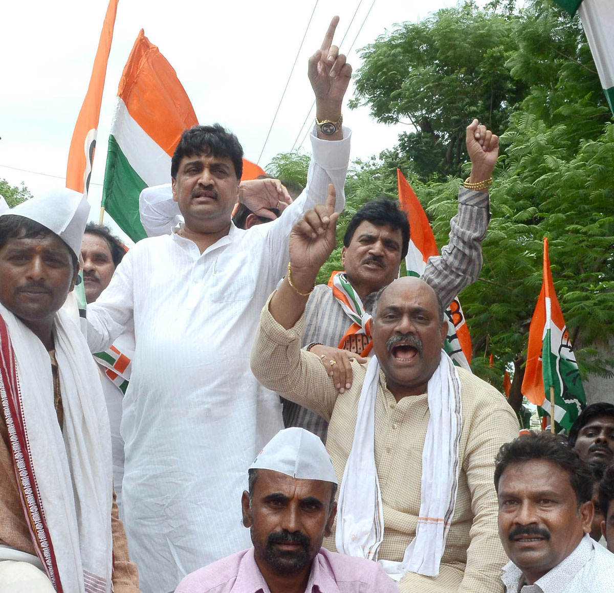 MPCC Leaders Protest for the Rights of Farmers in all over Maharshtra.