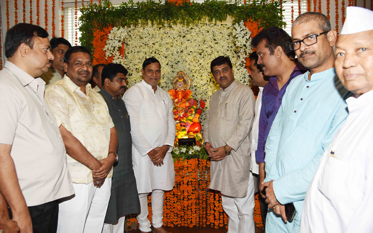 MPCC President & MP Ashokrao Chavan for Ganpati Bappa Darshan at Ex.Mumbai Congress President Kripashankar Singh Residence.