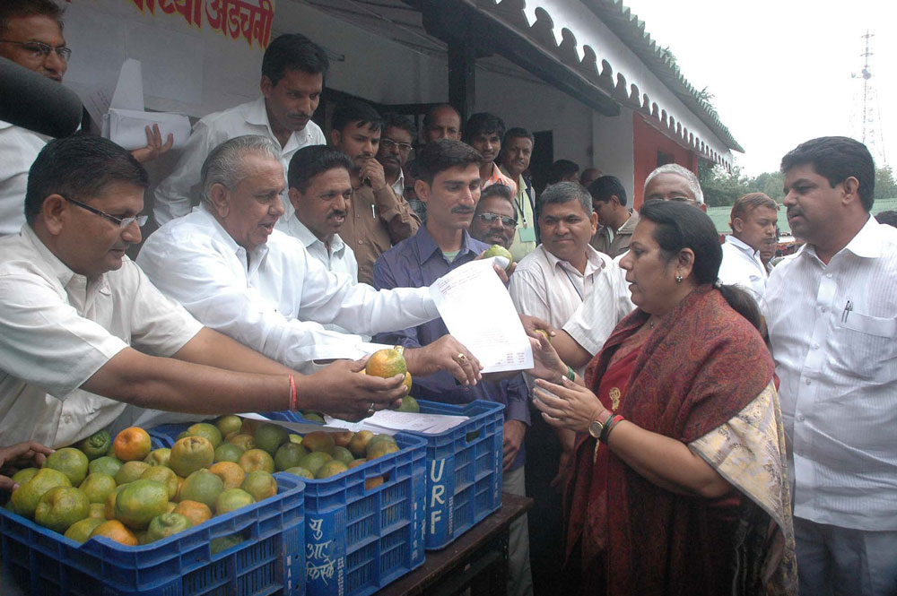 MLA DISTRIBUTES ORABGE  AT NAGPUR VIDHAN BHAVAN TO ATTRACT ON FARMER ISSUE.