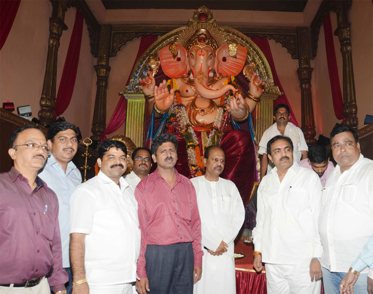 GUARDIAN MINISTER OF MUMBAI JAYANTRAO PATIL FOR GANESH DARSHAN IN SOUTH MUMBAI.