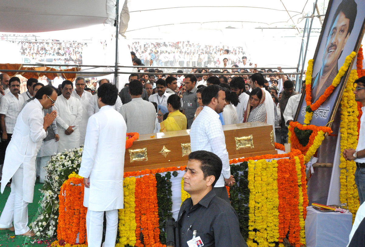 TRIBUTE TO UNION MINISTER & EX.CHIEF MINISTER VILASRAO DESHMUKH ON HIS FUNERAL AT LATUR.