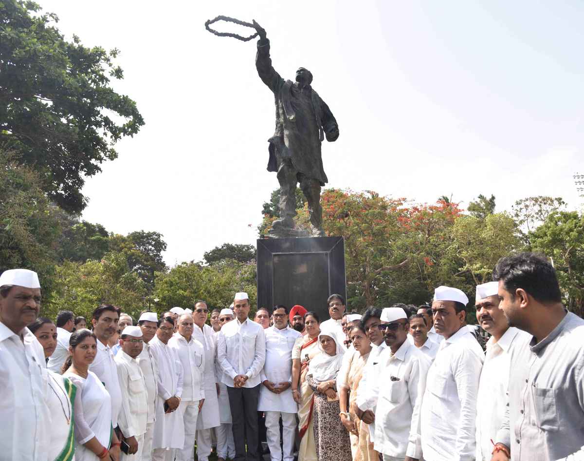 Mumbai Congress Paying Tribute to Bharatratna former Prime Minister of India Rajiv Gandhi on his Death Anniversary.