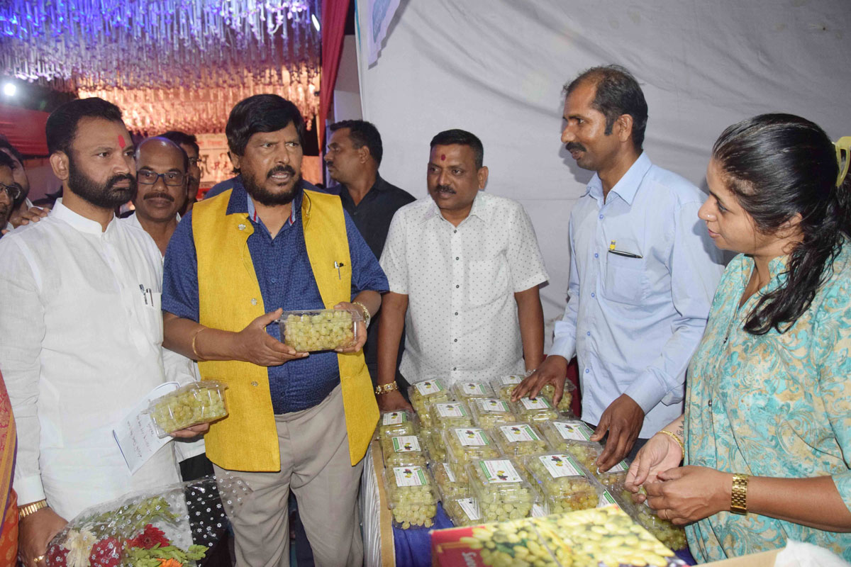 Mos Ramdas Athawale vist Exhibition at Ghatkopar.