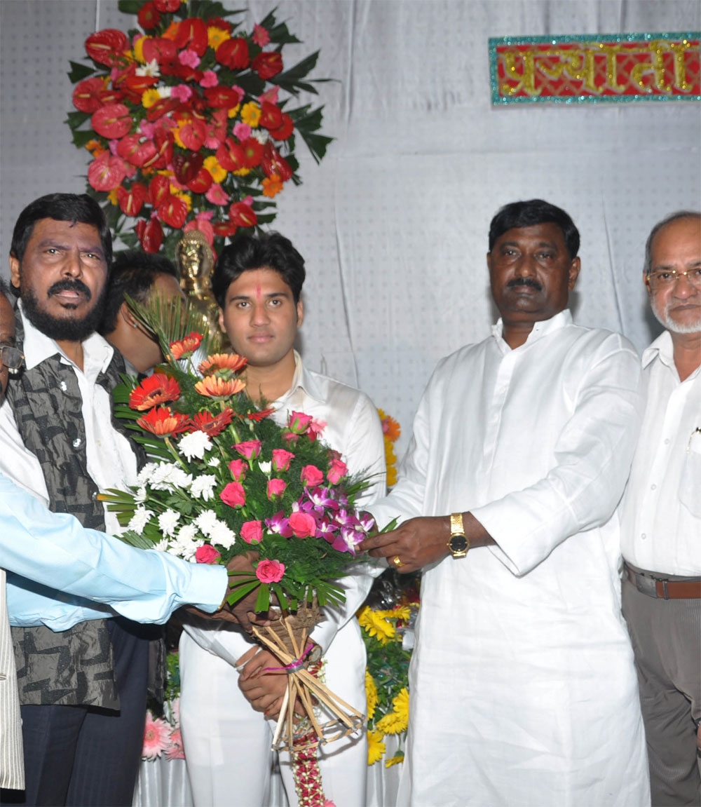 RPI LEADER & EX-MP.RAMDAS ATHAVALE ATTENDS EX.MIN. & MLA. CHANDRAKANT HANDORE"S DAUGHTER WEDDING AT CHEMBHUR.