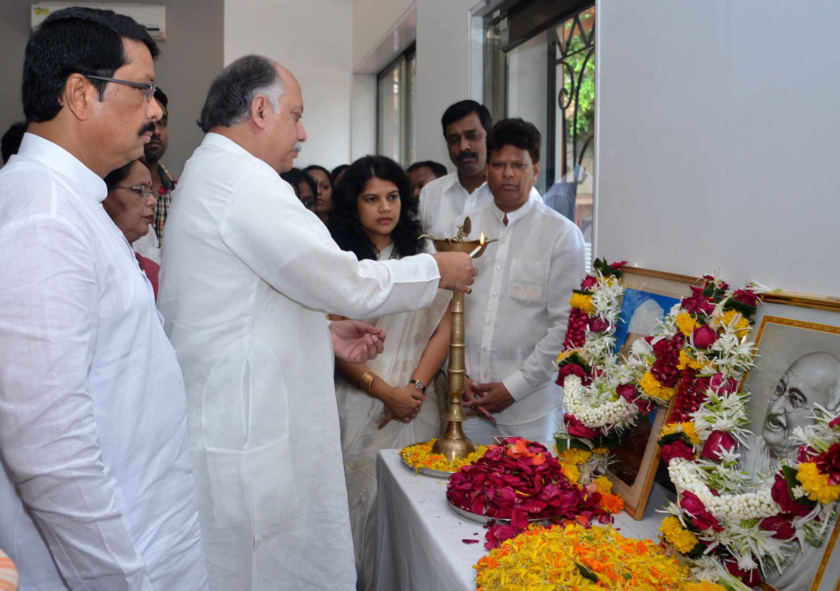 M.P.& EX UNION MINISTER GURUDAS KAMAT ON BIRTH ANNIVERSARY OF FATHER OF NATION MAHATMA GANDHI & LATE.PRIME MINISTER LAL BAHADUR SHASTRI PAYING TRIBUTE AT JUHU CHOWPATY & D.N.NAGAR ANDHERI .