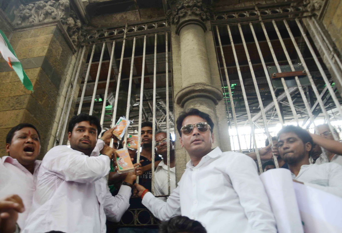 Mumbai Youth Congress President Ganeshkumar Yadav with Team Protest at CST Station against Minister Pankaja Munde Chikki Scam.