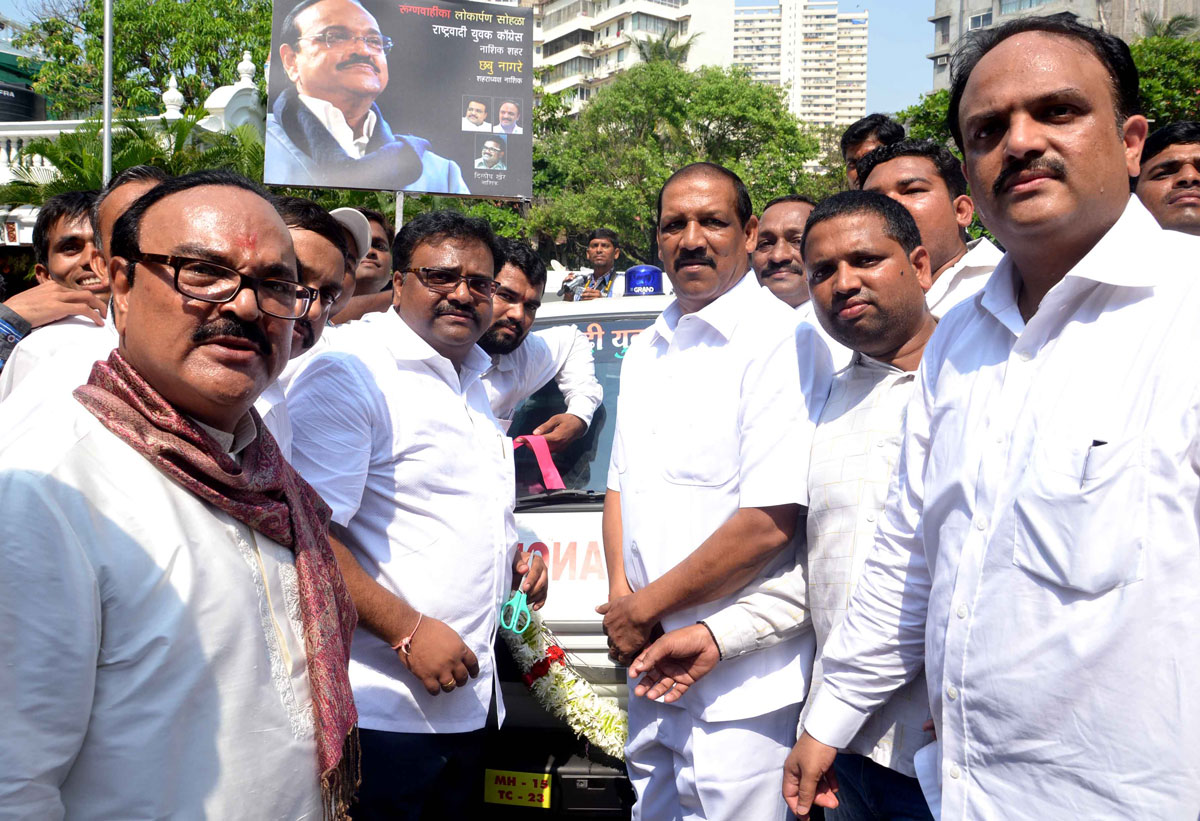 PWD & TOURISM MINISTER CHAGAN BHUJBAL ON HIS 65th BIRTHDAY CELEBRATED IN MUMBAI AT RAMTEK BUNGALOW.
