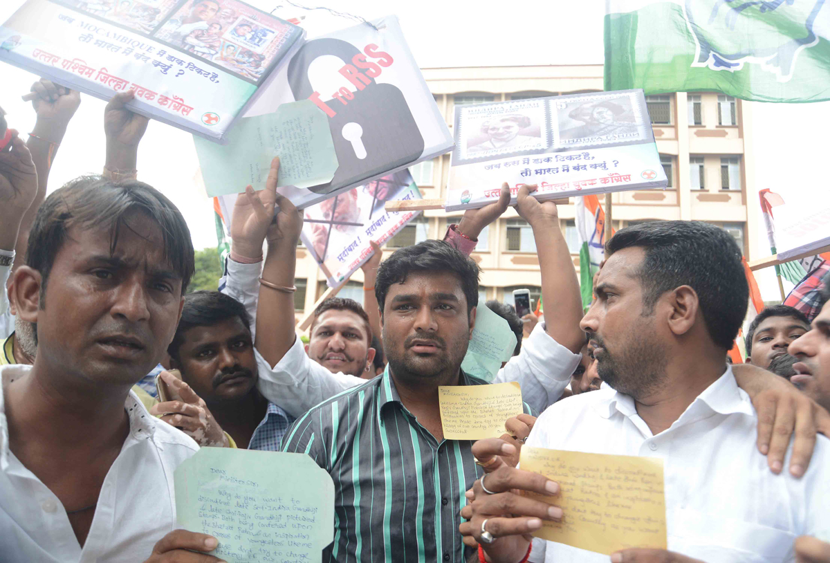 Mumbai Youth Congress President Ganeshkumar Yadav & Team Protest Against BJP Government at Jogeshwari Post Office.