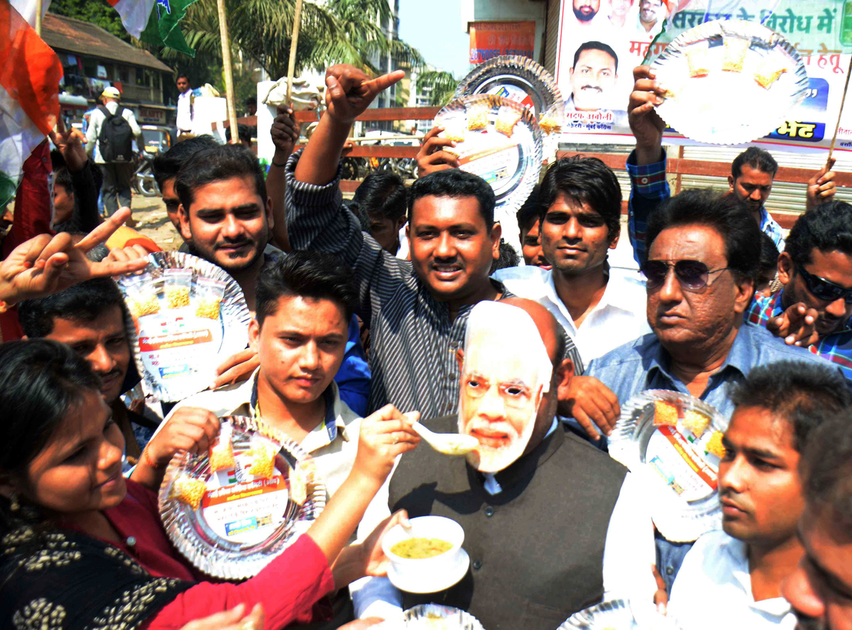 Mumbai Congress & Youth Congress Protest against BJP Govt." Acche Din" by Distributing "Dal Packets" Near Jogeshwari Station.