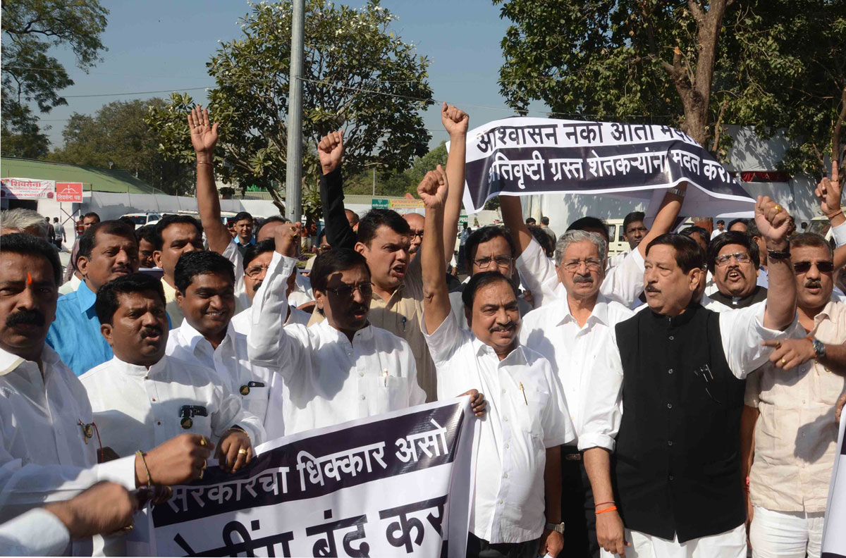 Protest of opposition party leaders at Nagpur vidhan bhavan on 1st day of winter session.