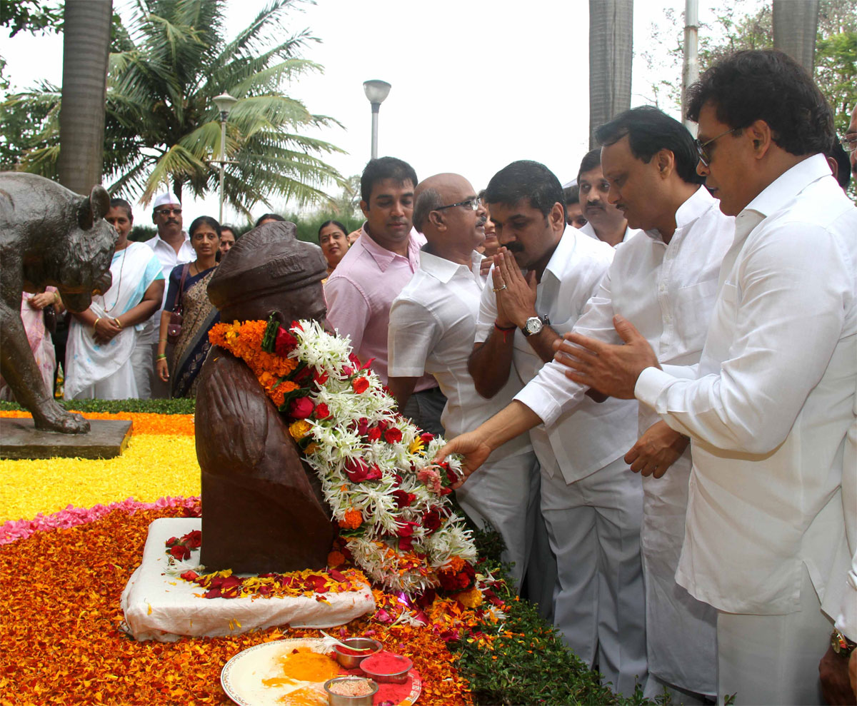DY. CHIEF MINISTER AJIT PAWAR PAYING TRIBUTE TO LATE LOKMANYA BAL GANGADHAR TILAK ON HIS DEATH ANNIVERSARY AT GIRGAON CHOWPATI.