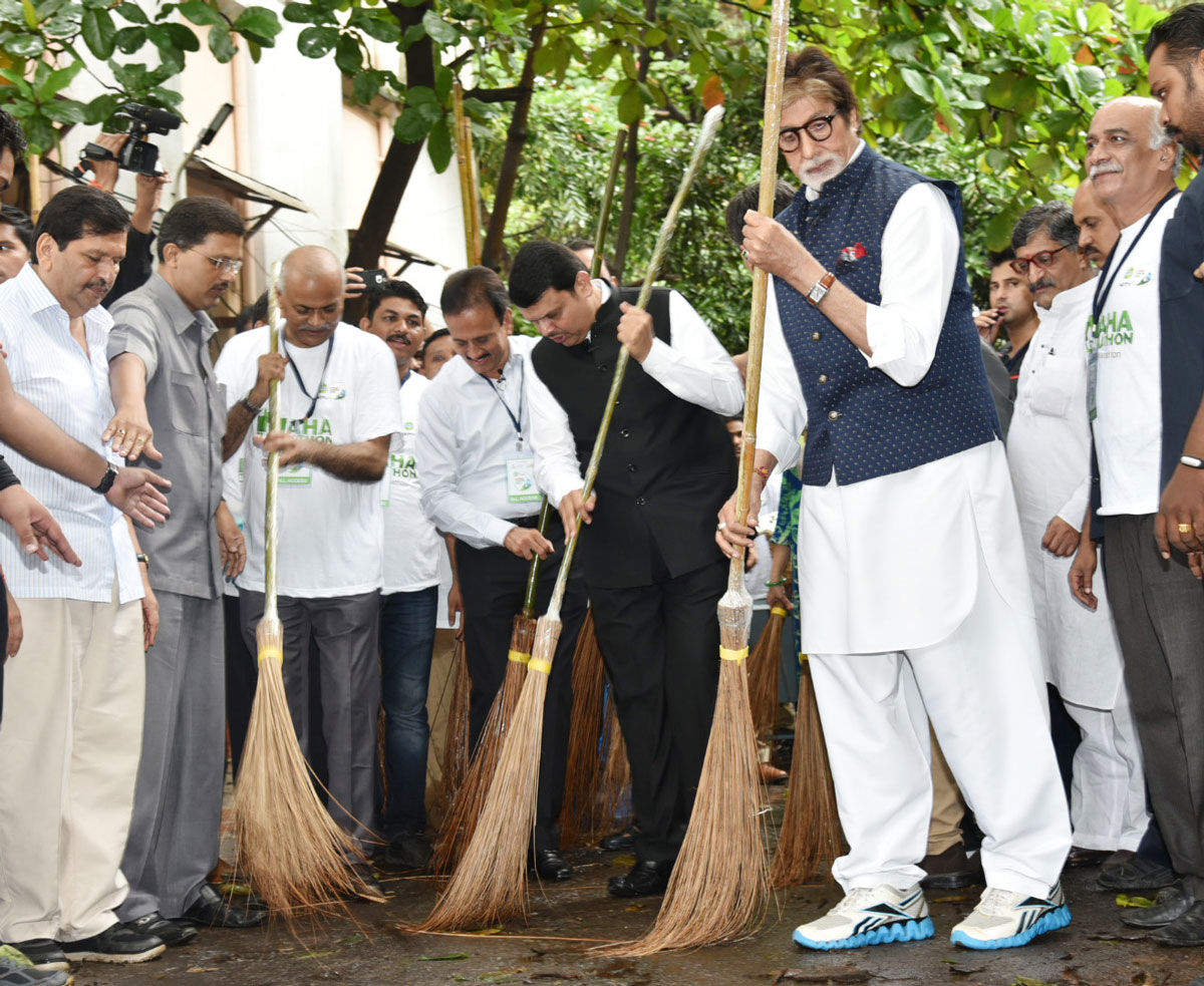Chief Minister Devendra Fadnavis & Super Star Amitabh Bachchan during " MAHA CLEANATHON " Abhiyaan at Sir J.J.Hospital.