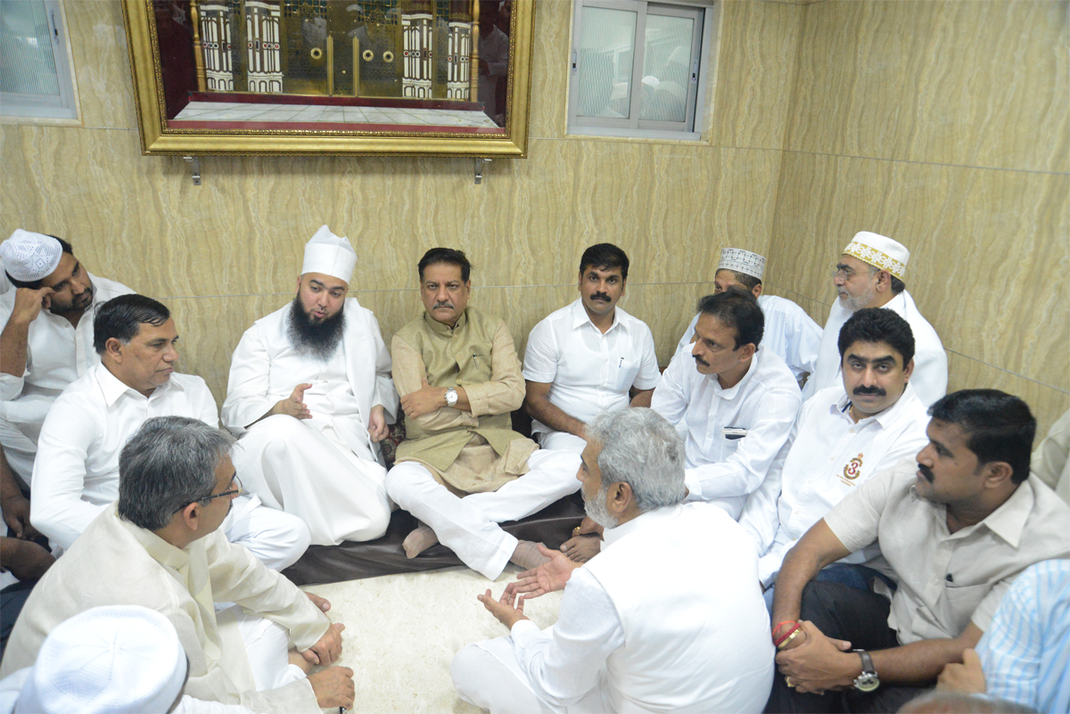 Chief Minister Prithviraj Chavan During 11th Annual Urs Of Shaheed-E-Raahe-E-Madinah Sayed Anwaar Ashraf Urf Musanna Miyan at Chhota Sonapur M.S.Ali Road,Do Tanki.
