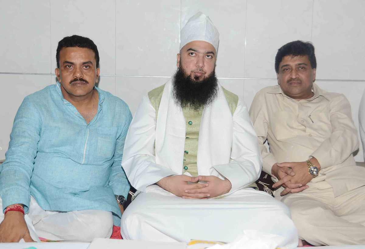 MPCC President Ashok Chavan & MRCC President Sanjay Nirupam Meets Moulana Moinuddin Asharaf Asharafi Urf Moin Miyan at Jamia Qadria Asharfiya Head Office Do Tanki.