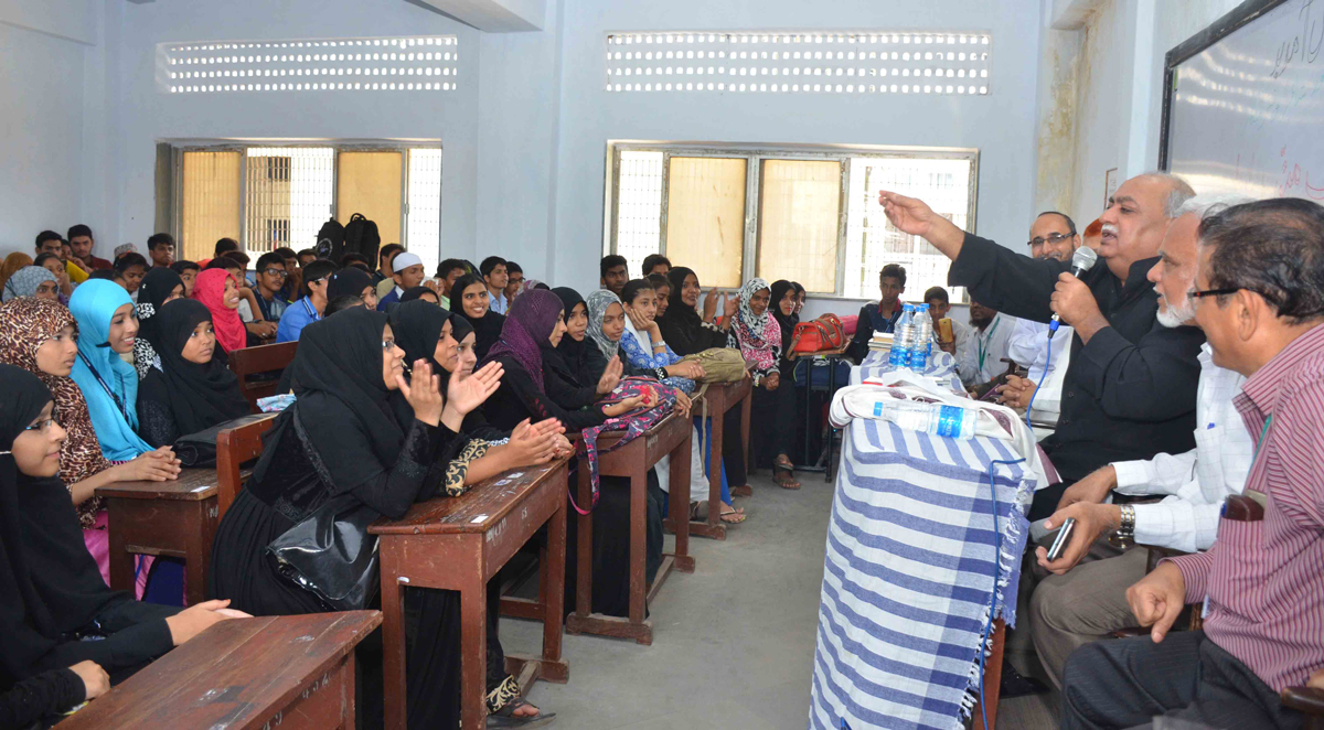 India's Most Popular Urdu Poet Munawwar Rana visit Maharashtra College at Nagpada in Mumbai.