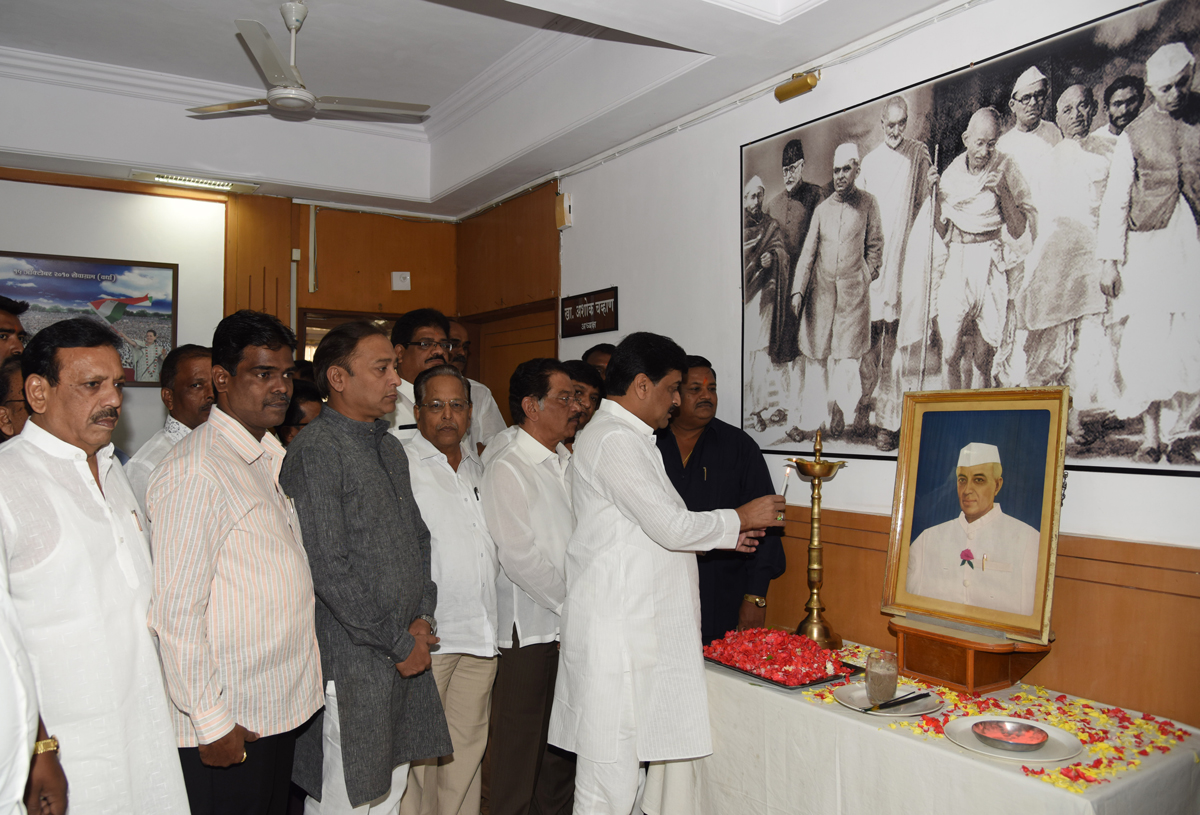 Maharashtra State Congress Leader's Paying Tribute to 1st Prime Minister Of India Late.Pandit Jawaharlal Nehru On his Birth Anniversary at Tilak Bhavan.