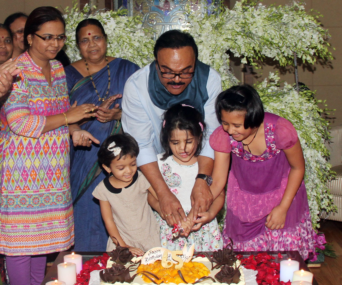 PWD & TOURISM MINISTER CHAGAN BHUJBAL ON HIS 65th BIRTHDAY CELEBRATED IN MUMBAI AT RAMTEK BUNGALOW.