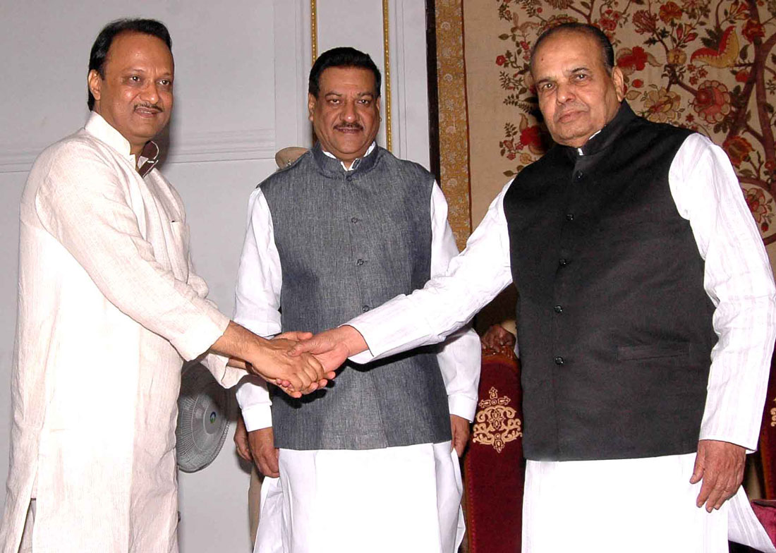 GOVERNOR K.SANKARNAYRAYANAN IS GIVING OATH TO AJITDADA PAWAR AS MAHARASHTRA DY.CHIEF MINISTER ON OCCASION CHIEF MINISTER PRITHVIRAJ CHAVAN AT RAJ BHAVAN.
