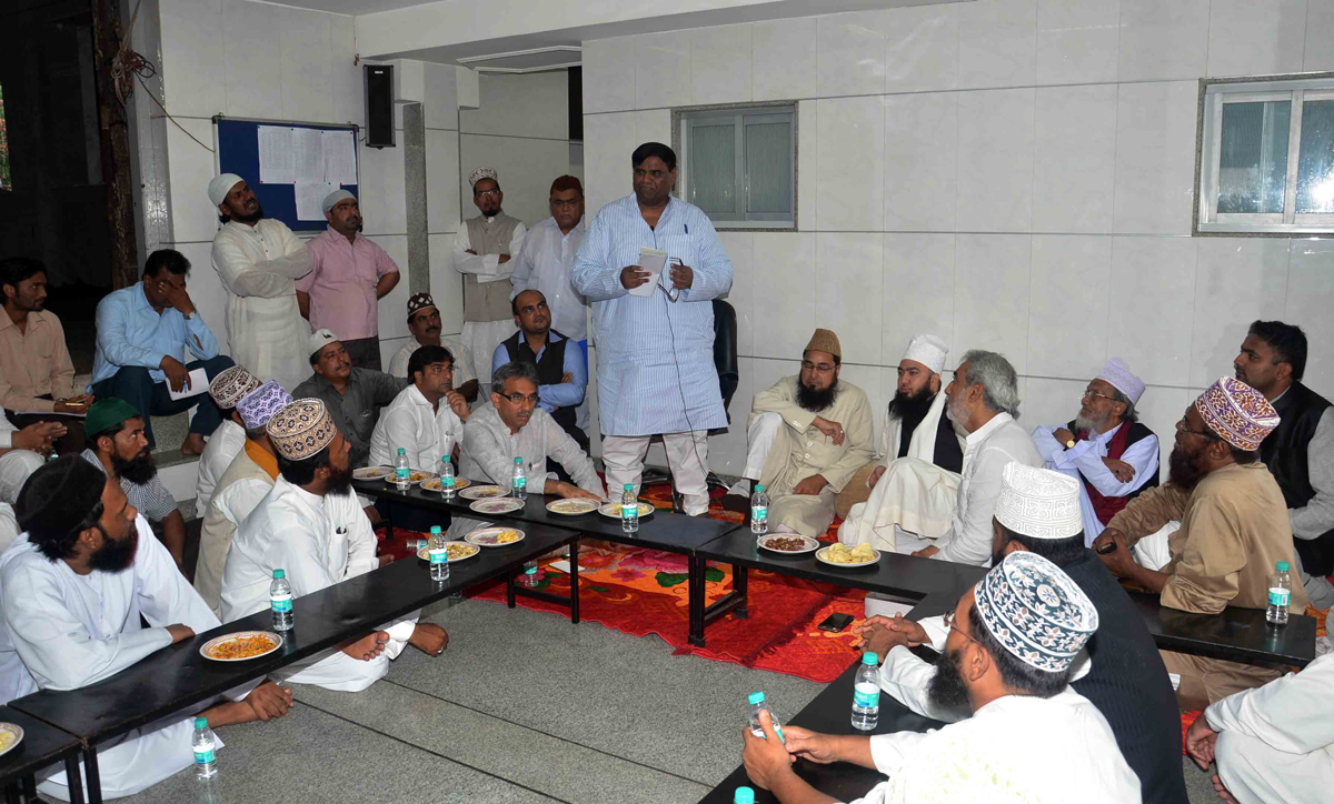 MOULANA MOINUDDIN ASHRAF ASHARAFI URF MOIN MIYAN & MUSLIMS ULEMA'S DELEGATION MEETS NEWLY MUMBAI CONGRESS PRESIDENT JANARDAN CHANDURKAR AT JAMIA QADRIA ASHRAFIYA HEAD OFFICE DO TANKI SONAPUR .
