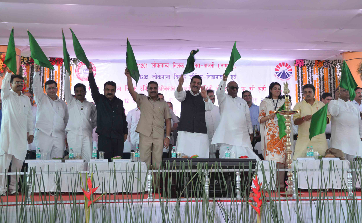 UNION MINISTER MALLIKARJUN & CHIEF MINISTER PRITHVIRAJ CHAVAN AT KURLA TERMINUS.